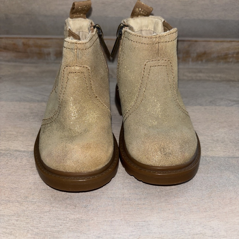 UGG Kid's Chelsea Boot‎ Gold Shimmer Suede Pull Tab Pull On Ankle Sz 6
